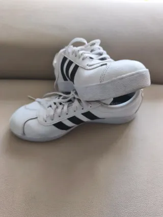 Zapatillas Adidas Blancas y Negras