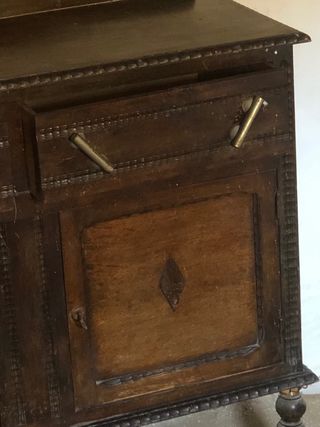 Cómoda antigua de madera y metal