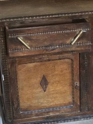 Cómoda antigua de madera y metal