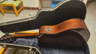 Guitarra Electroacústica Fender  con funda rígida