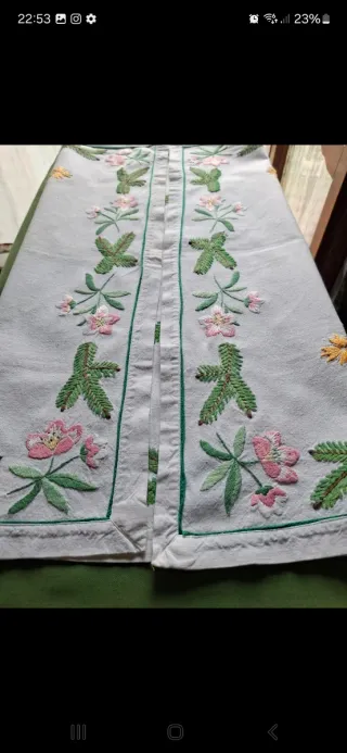 Runner da tavola ricamato floreale