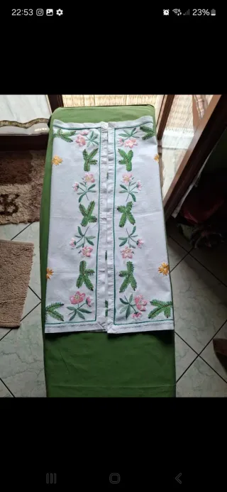 Runner da tavola ricamato floreale