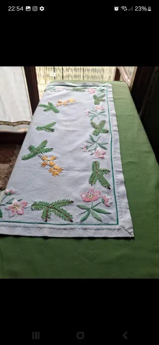 Runner da tavola ricamato floreale