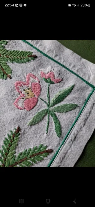 Runner da tavola ricamato floreale