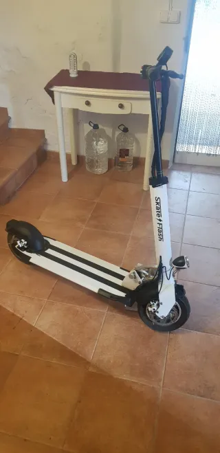 Patinete Skate Flash blanco/negro