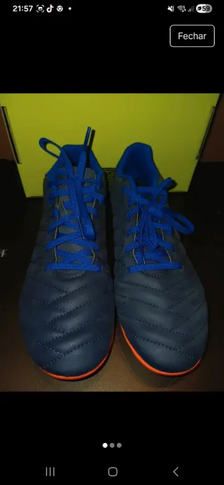 Chuteiras Decathlon Azuis e Laranjas