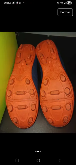 Chuteiras Decathlon Azuis e Laranjas