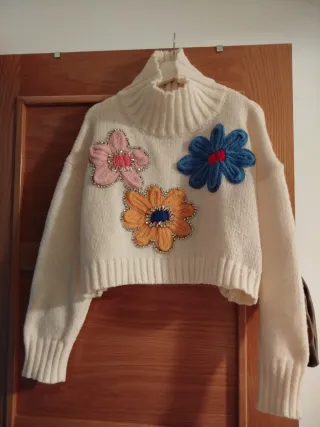 Jersey cuello alto flores bordadas