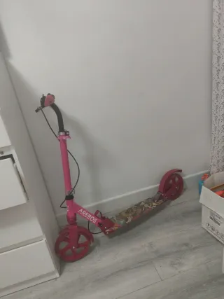 Patín rosa con luces LED en rueda trasera