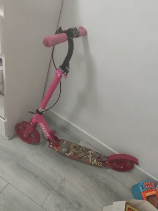 Patín rosa con luces LED en rueda trasera