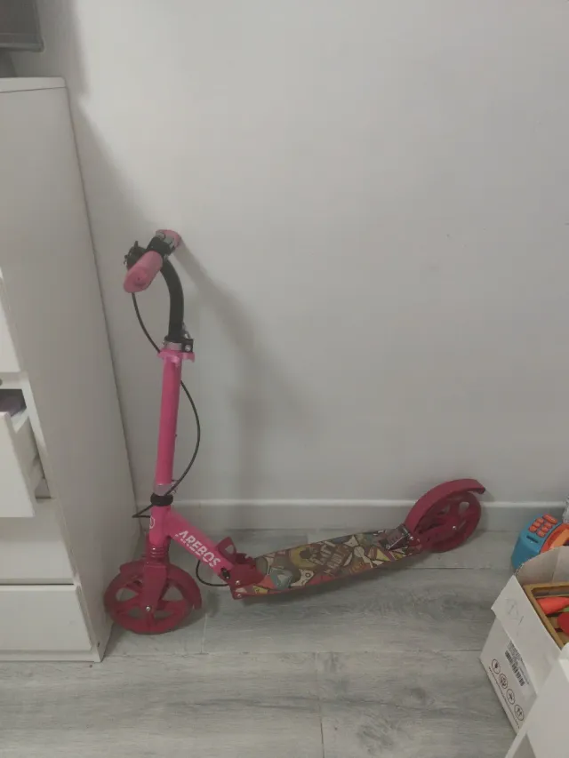 Patín rosa con luces LED en rueda trasera