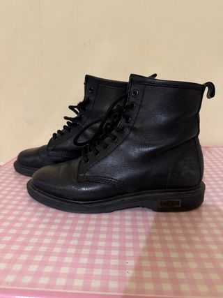 Stivali neri stringati in pelle