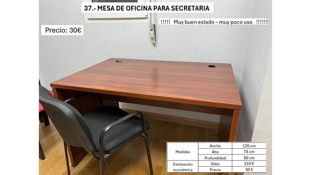 Mesa de oficina o estudio marrón