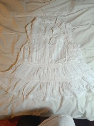 Blusa blanca con detalles de encaje