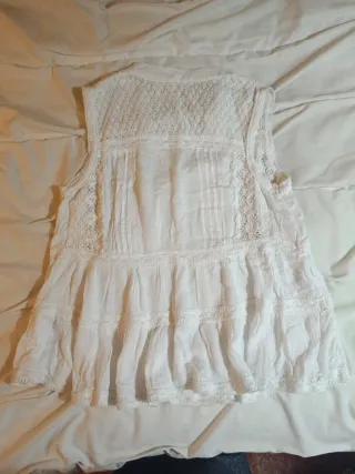 Blusa blanca con detalles de encaje