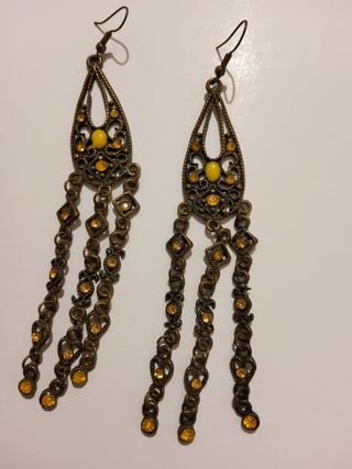 Orecchini pendenti dorati con pietre