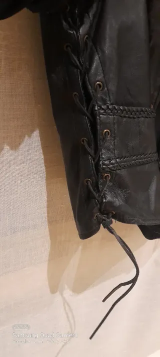 Chaleco de piel motero con cordones