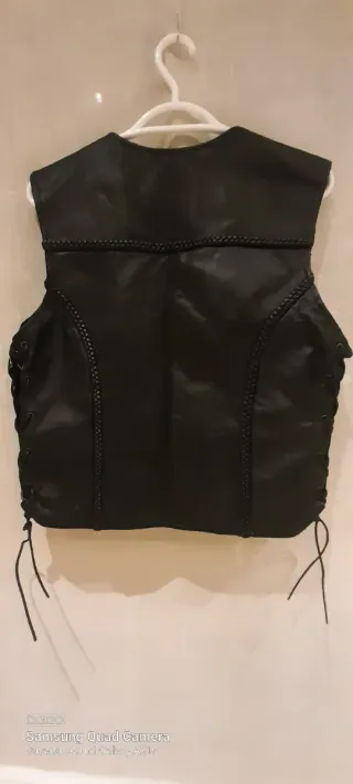 Chaleco de piel motero con cordones