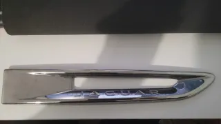 Embellecedor lateral original Jaguar XF 2016