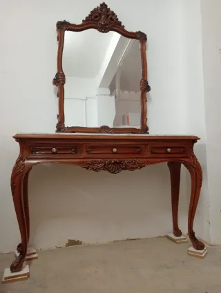 Cómoda antigua de madera con espejo