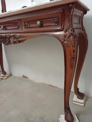 Cómoda antigua de madera con espejo