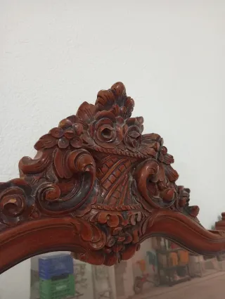 Cómoda antigua de madera con espejo