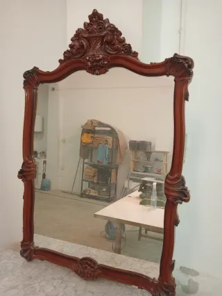 Cómoda antigua de madera con espejo