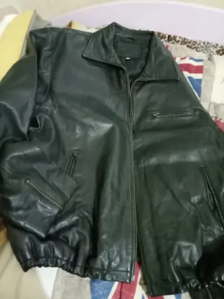 Chaqueta de hombre negra y cazadora de hombre cuer