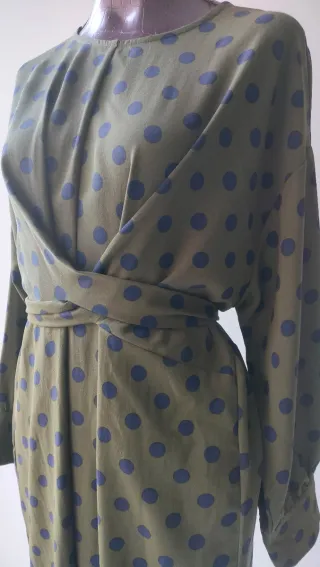 Vestido verde con lunares azules