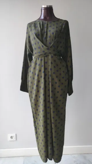 Vestido verde con lunares azules