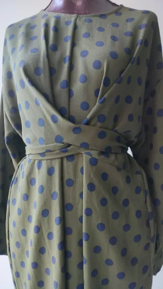 Vestido verde con lunares azules