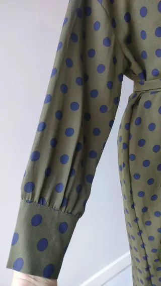 Vestido verde con lunares azules