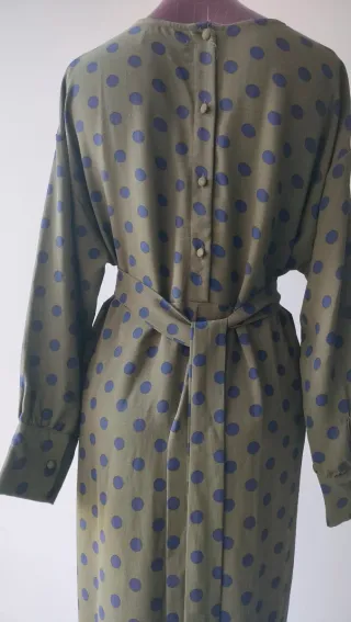 Vestido verde con lunares azules
