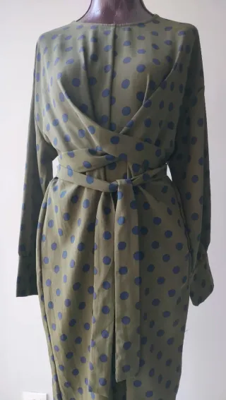 Vestido verde con lunares azules