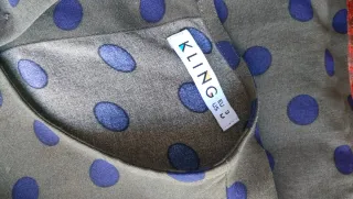 Vestido verde con lunares azules