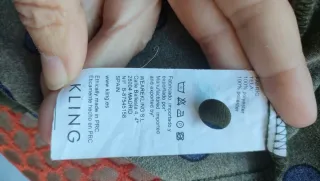 Vestido verde con lunares azules