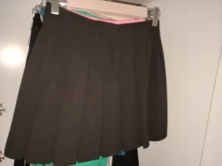 Falda negra plisada