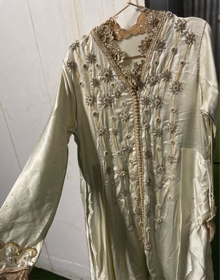 Caftán Beige y Dorado.