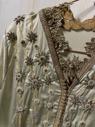 Caftán Beige y Dorado.