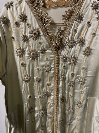 Caftán Beige y Dorado.