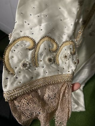 Caftán Beige y Dorado.