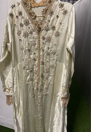 Caftán Beige y Dorado.