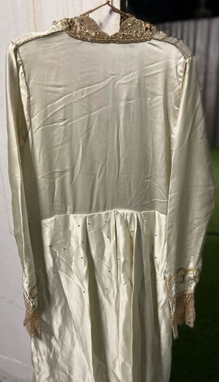 Caftán Beige y Dorado.