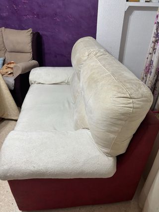 Conjunto de sofás beige y rojo