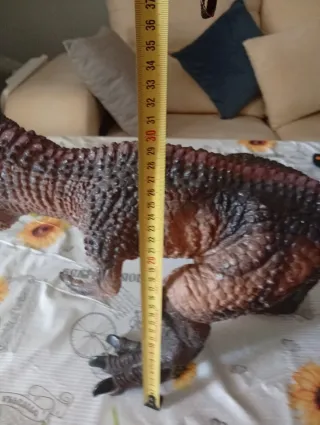 Dinosaurio de juguete grande