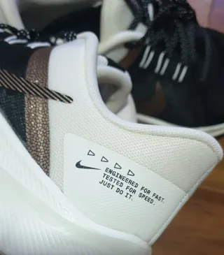 Zapatillas Nike Quest Negras y Doradas