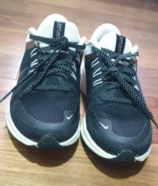 Zapatillas Nike Quest Negras y Doradas