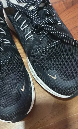 Zapatillas Nike Quest Negras y Doradas