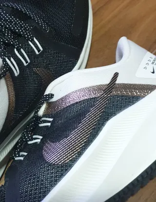 Zapatillas Nike Quest Negras y Doradas