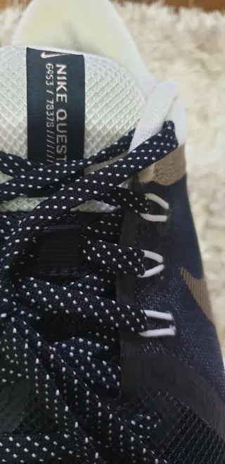 Zapatillas Nike Quest Negras y Doradas